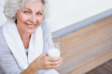 Frau mit einem Glas Milch