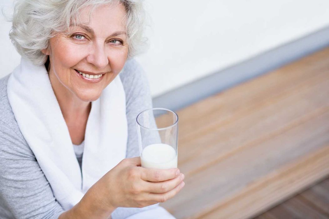 Ältere Frau beim Sport und Glas Milch