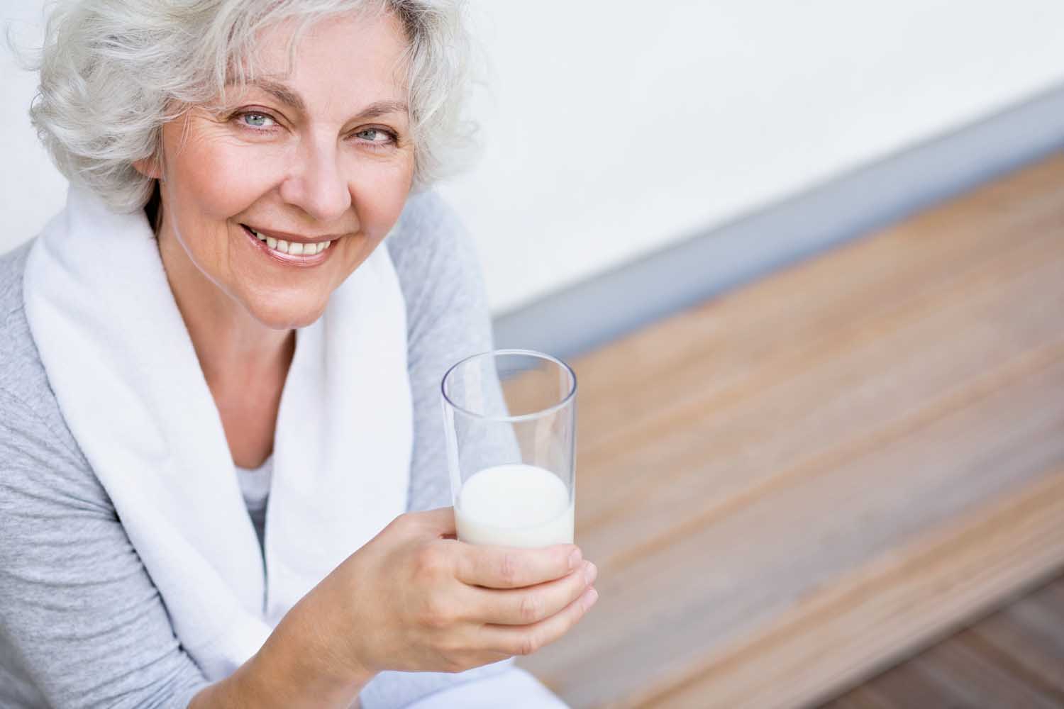 Ältere Frau beim Sport und Glas Milch